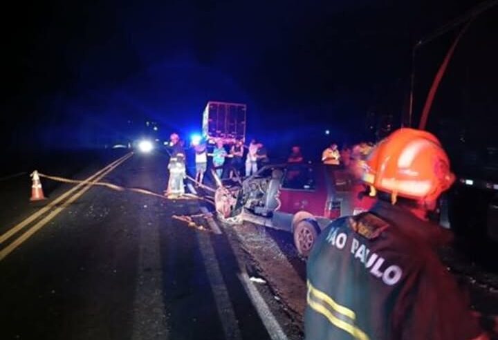 TRÊS PESSOAS FICAM FERIDAS EM ACIDENTE COM 3 VEÍCULOS NA FARIA LIMA EM COLÔMBIA (SP)