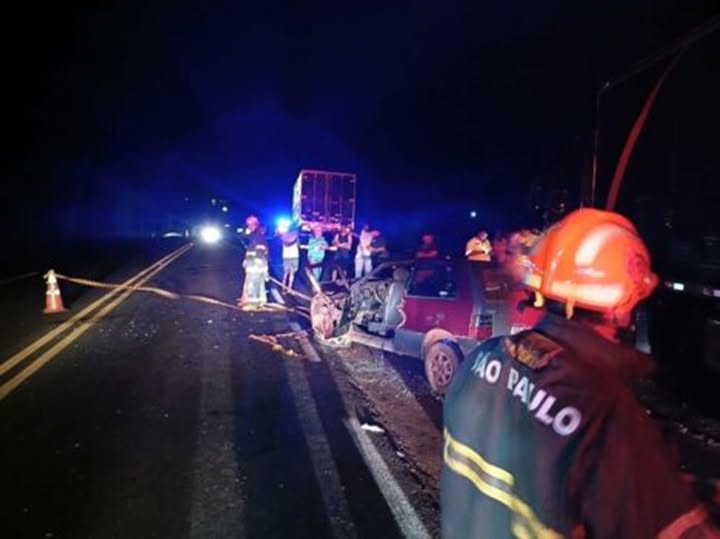 TRÊS PESSOAS FICAM FERIDAS EM ACIDENTE COM 3 VEÍCULOS NA FARIA LIMA EM COLÔMBIA (SP)