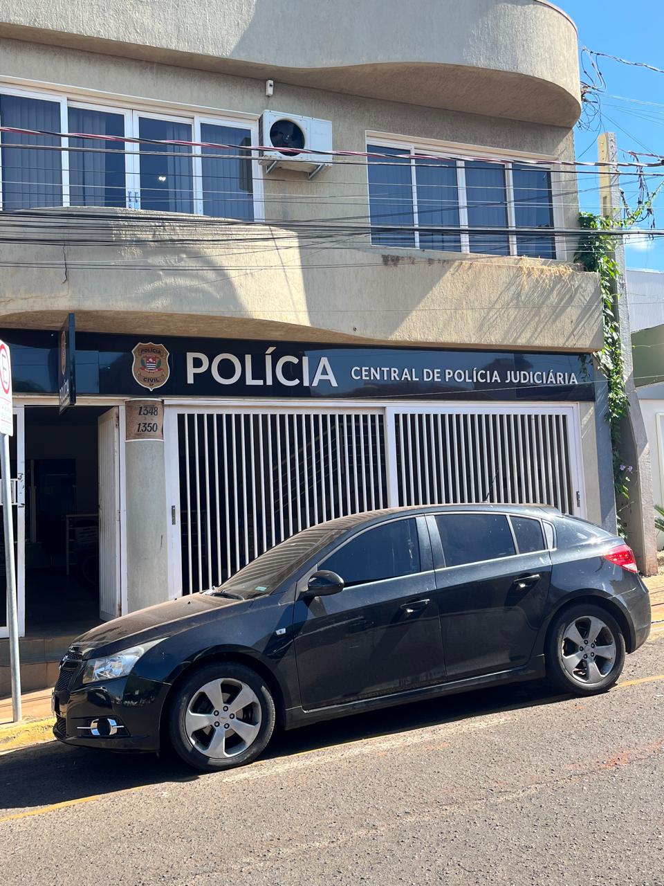 POLÍCIA CIVIL CUMPRE MANDADO EM REVENDA DE VEÍCULOS EM BARRETOS. UMA PESSOA FOI PRESA
