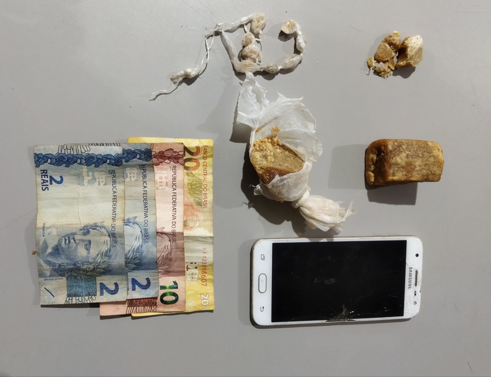 SUSPEITA DE ENVOLVIMENTO COM O TRÁFICO DE DROGAS É PRESA PELA PM EM GUAÍRA