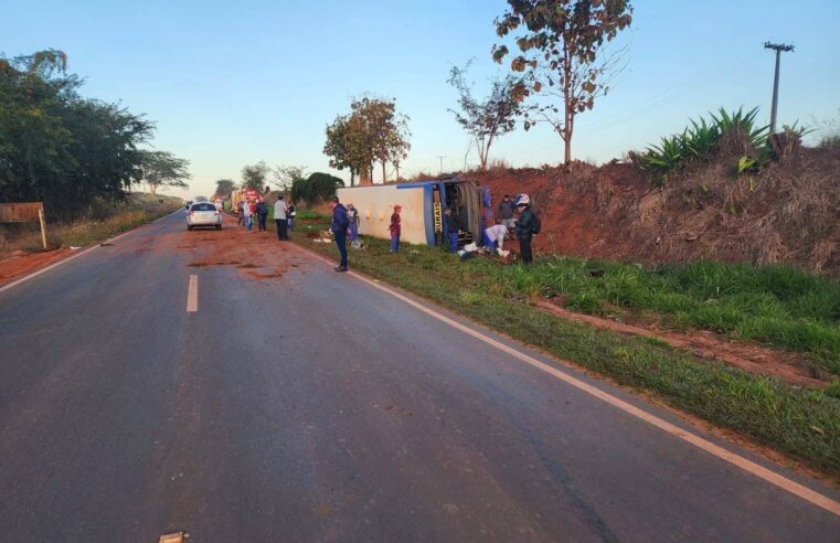 ONÍBUS COM TRABALHADORES SE ENVOLVE EM GRAVE ACIDENTE ENTRE COLINA E MONTE AZUL PAULISTA. UMA PESSOA TERIA MORRIDO