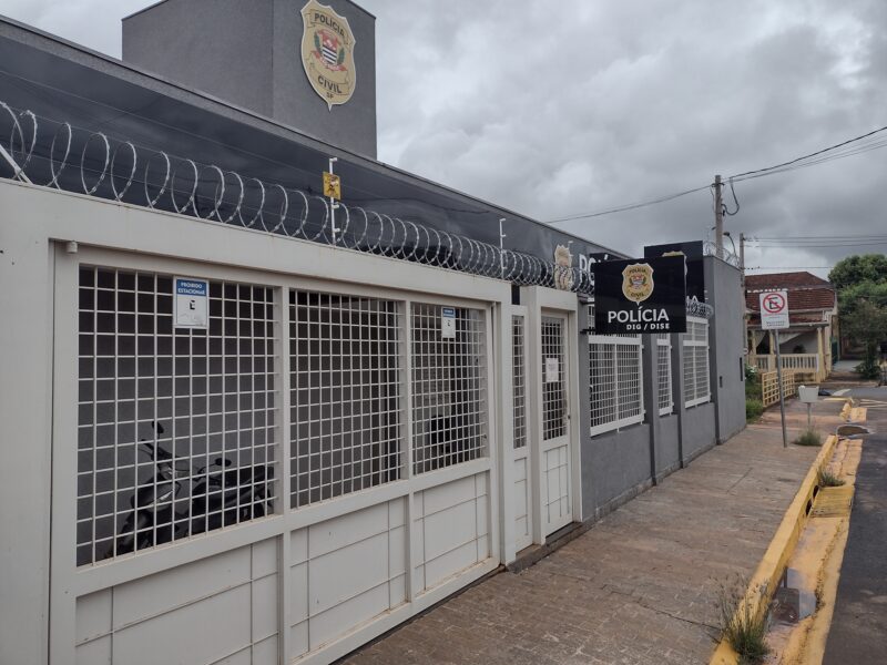 TRATOR É FURTADO DE CONCESSIONÁRIA EM BARRETOS