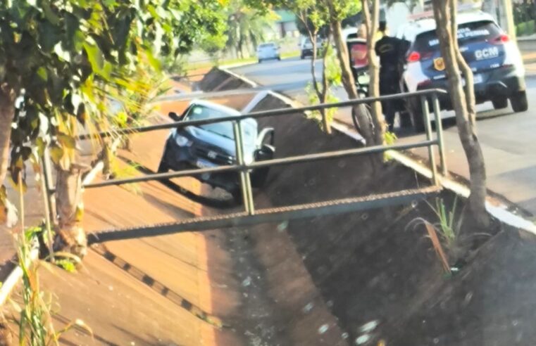 CARRO CAI DENTRO DE VALETA DE ESCOAMENTO DE ÁGUA EM GUAÍRA