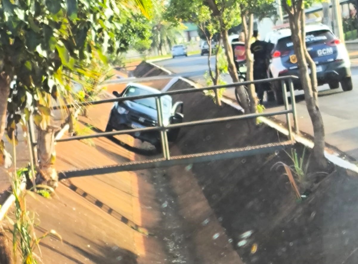 CARRO CAI DENTRO DE VALETA DE ESCOAMENTO DE ÁGUA EM GUAÍRA