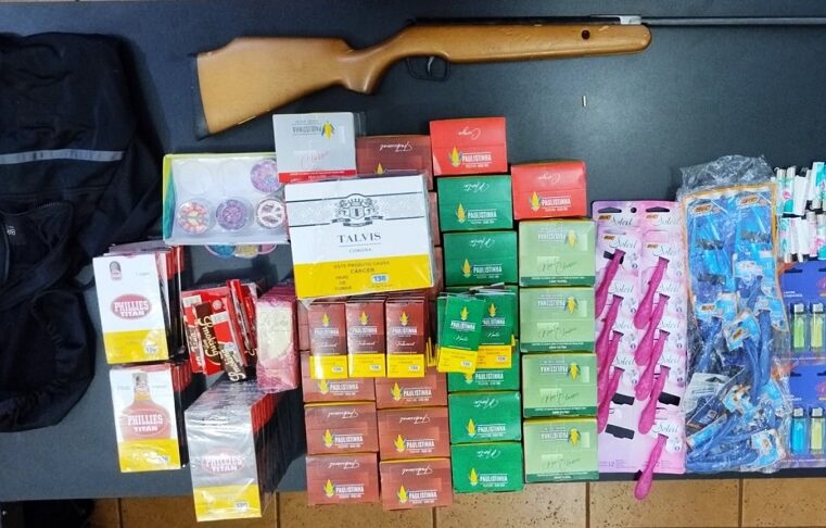 PM E GCM RECUPERAM, EM MIGUELÓPOLIS, PARTE DA CARGA DE CIGARROS ROUBADA EM GUAÍRA. UM CARRO E UMA ARMA FORAM APREENDIDOS