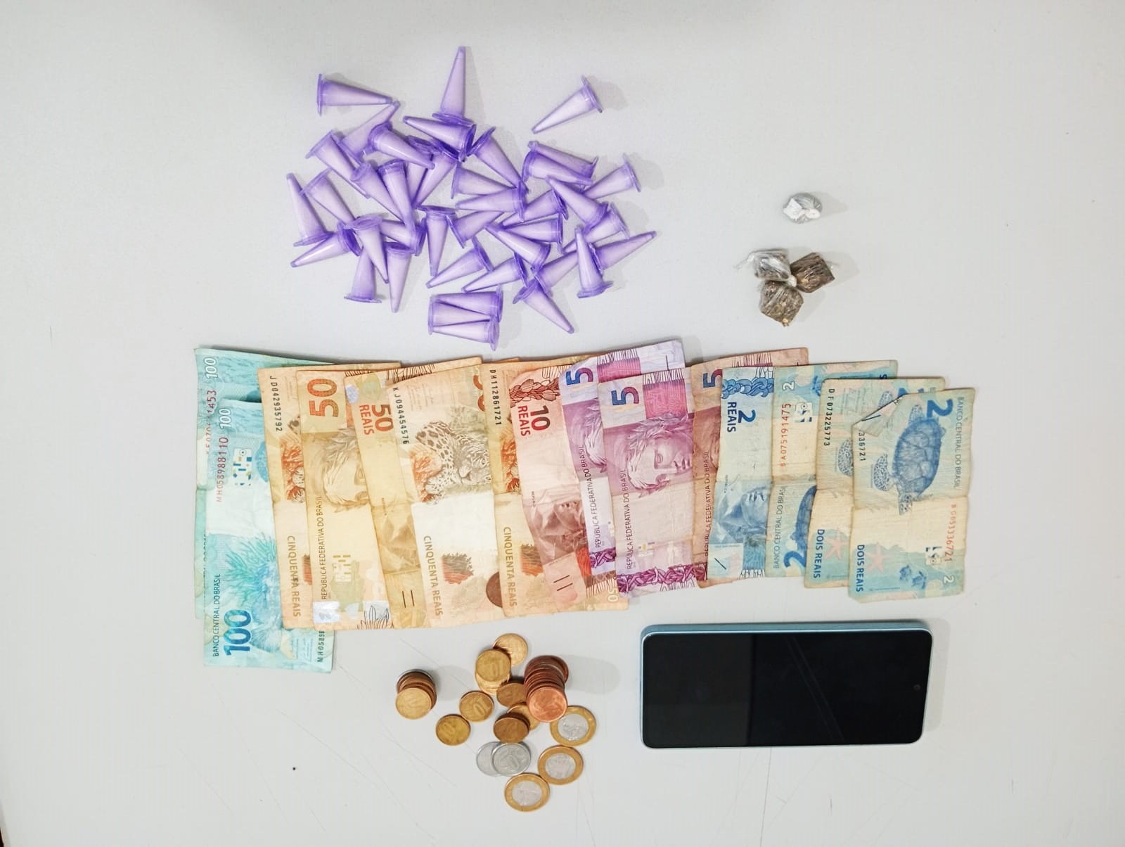 SUSPEITO DE ENVOLVIMENTO COM O TRÁFICO É PRESO NO BAIRRO MIGUEL FABIANO EM GUAÍRA