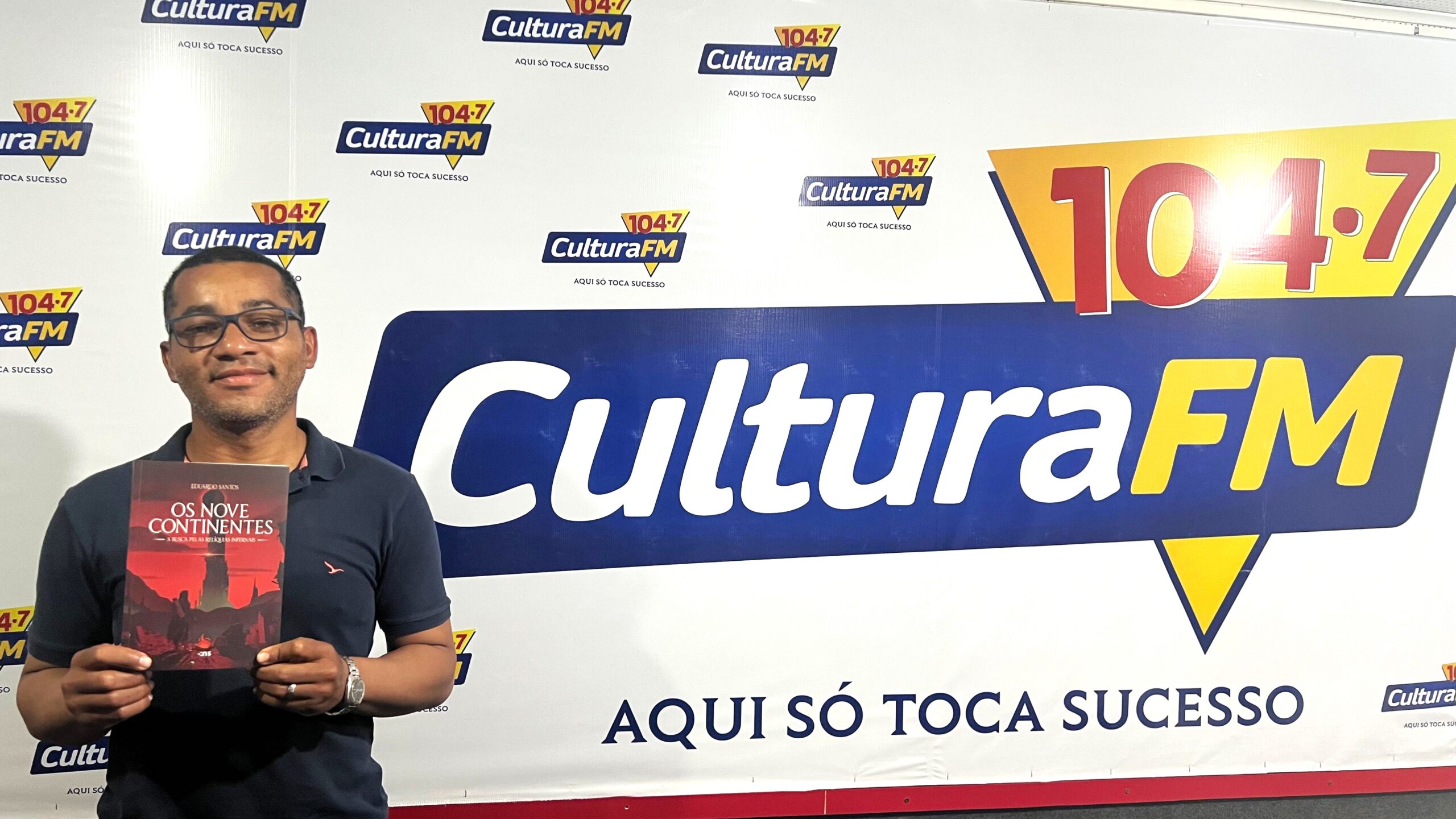 ESCRITOR GUAIRENSE, EDUARDO SANTOS, LANÇA SEU PRIMEIRO LIVRO “OS NOVE CONTINENTES – A BUSCA PELAS RELÍQUIAS INFERNAIS”