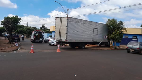 APÓS COLISÃO, CAMINHÃO TERIA ATINGIDO ESTRUTURA DO ANTIGO PRONTO-SOCORRO DE GUAÍRA