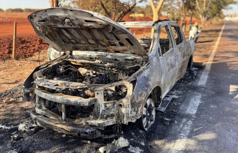 CAMIONETE PEGA FOGO EM MIGUELÓPOLIS (SP)