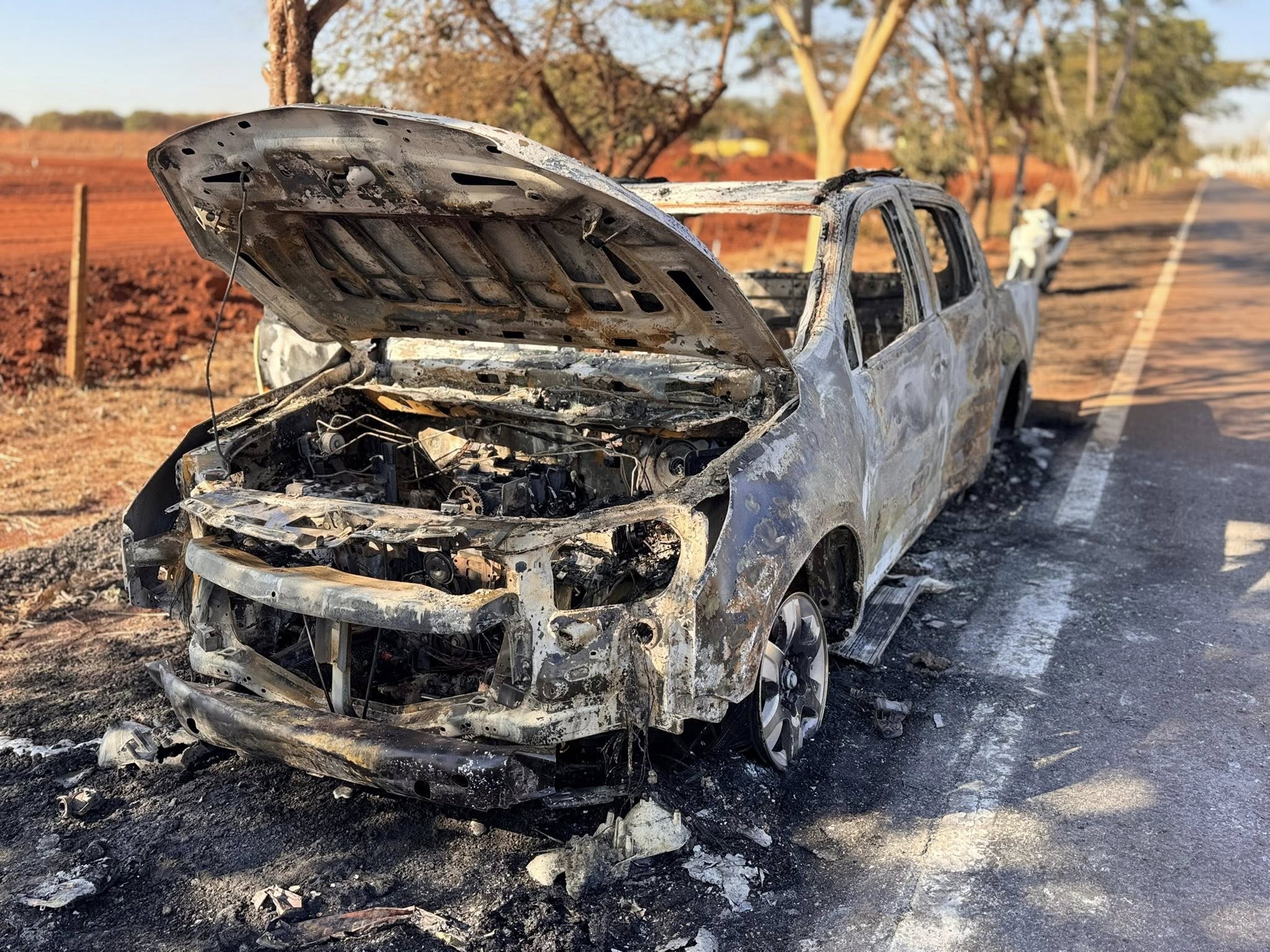 CAMIONETE PEGA FOGO EM MIGUELÓPOLIS (SP)