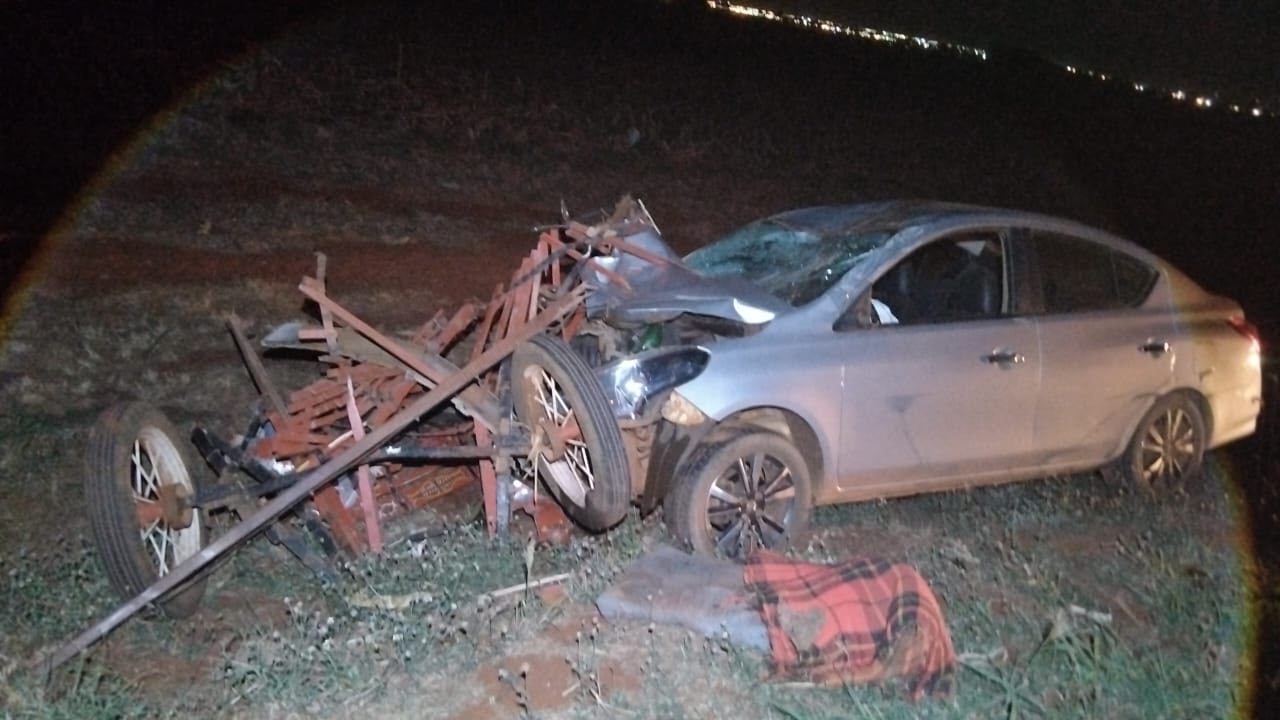 DUAS PESSOAS FICAM FERIDAS EM ACIDENTE ENTRE CARRO E CARROÇA EM RODOVIA DE GUAÍRA