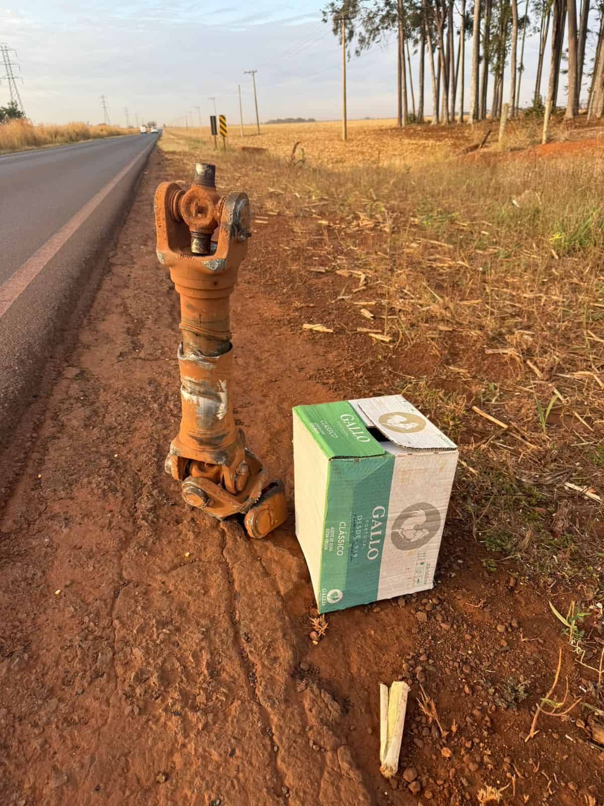 PEÇA DE CAMINHÃO SE SOLTA E CAUSA ACIDENTE, EM RODOVIA, COM VEÍCULO DE GUAIRENSE