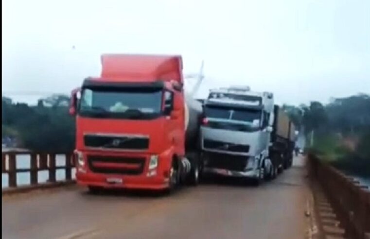 QUATRO VEÍCULOS SE ENVOLVEM EM ACIDENTE SOBRE A PONTE DA VOLTA GRANDE. UM CARRO CAIU DENTRO DO RIO GRANDE. UMA PESSOA ESTARIA DESAPARECIDA