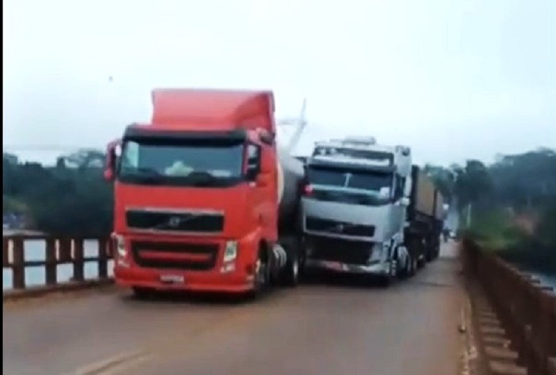 QUATRO VEÍCULOS SE ENVOLVEM EM ACIDENTE SOBRE A PONTE DA VOLTA GRANDE. UM CARRO CAIU DENTRO DO RIO GRANDE. UMA PESSOA ESTARIA DESAPARECIDA