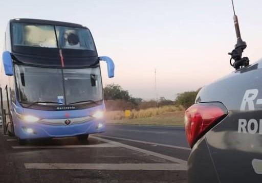 IDOSA PASSA MAL, CAI DENTRO DE ÔNIBUS NA ANHANGUERA E MORRE EM ORLÂNDIA (SP)