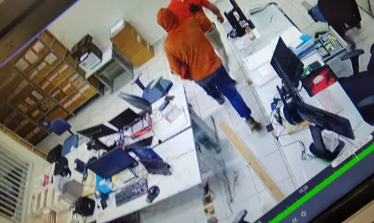 CRIMINOSOS INVADEM AGÊNCIA BANCÁRIA, FAZEM FUNCIONÁRIOS REFÉNS E FOGEM COM R$ 1 MILHÃO EM MONTE ALTO (SP)