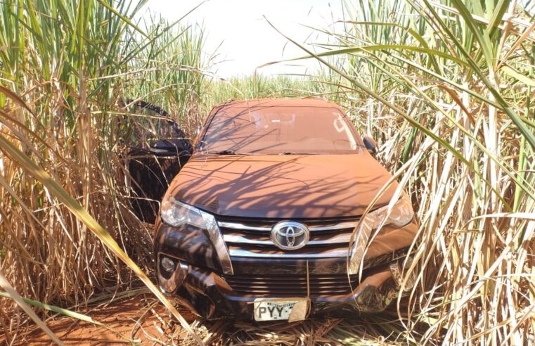 CAMIONETE ROUBADA EM MIGUELÓPOLIS É ENCONTRADA NO MEIO DE CANAVIAL
