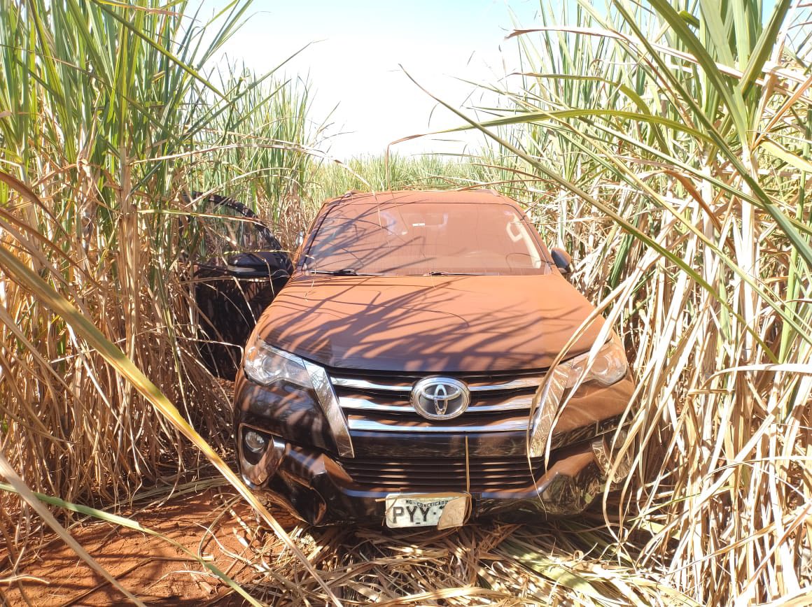 CAMIONETE ROUBADA EM MIGUELÓPOLIS É ENCONTRADA NO MEIO DE CANAVIAL