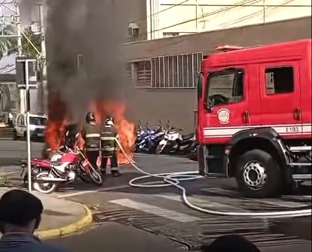 CARRO PEGA FOGO EM FRENTE À SANTA CASA DE BARRETOS