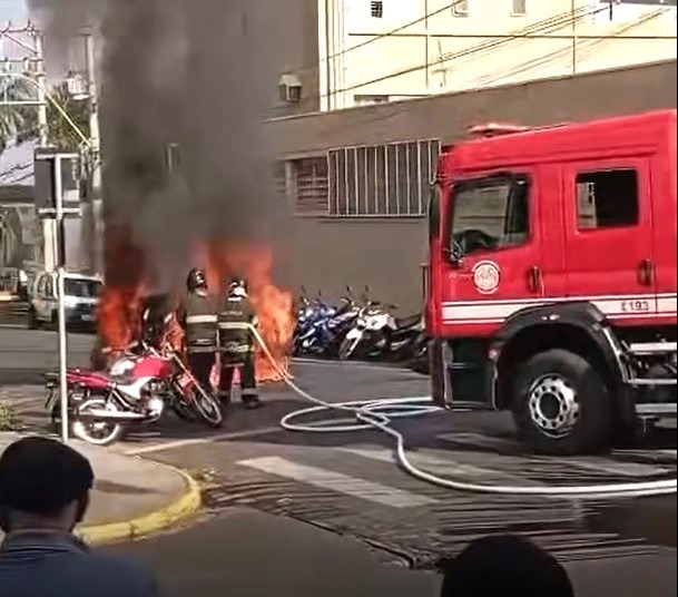 CARRO PEGA FOGO EM FRENTE À SANTA CASA DE BARRETOS