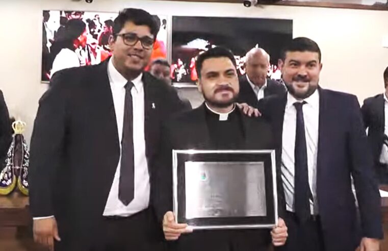 PADRE DIEGO MENDES RECEBE TÍTULO DE CIDADÃO GUAIRENSE NA CÂMARA MUNICIPAL