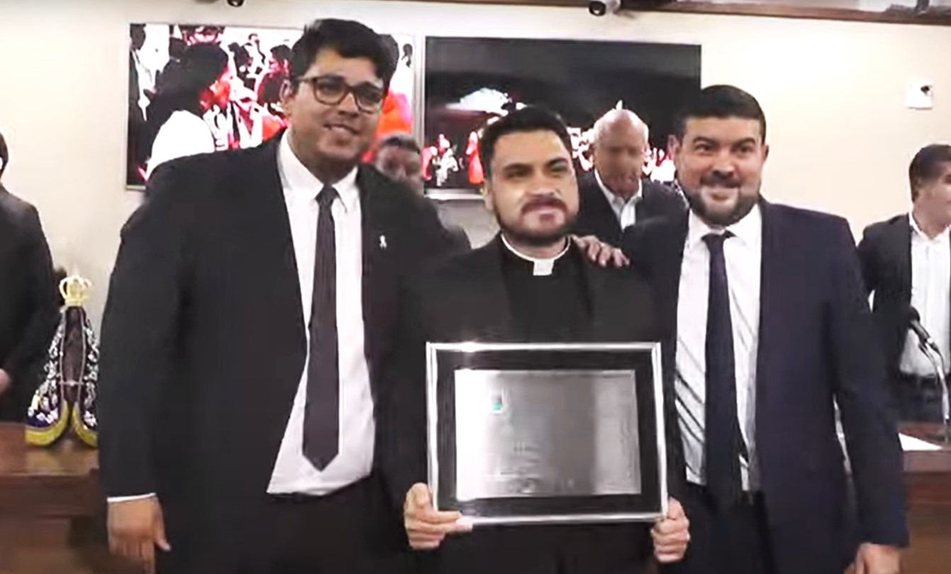 PADRE DIEGO MENDES RECEBE TÍTULO DE CIDADÃO GUAIRENSE NA CÂMARA MUNICIPAL