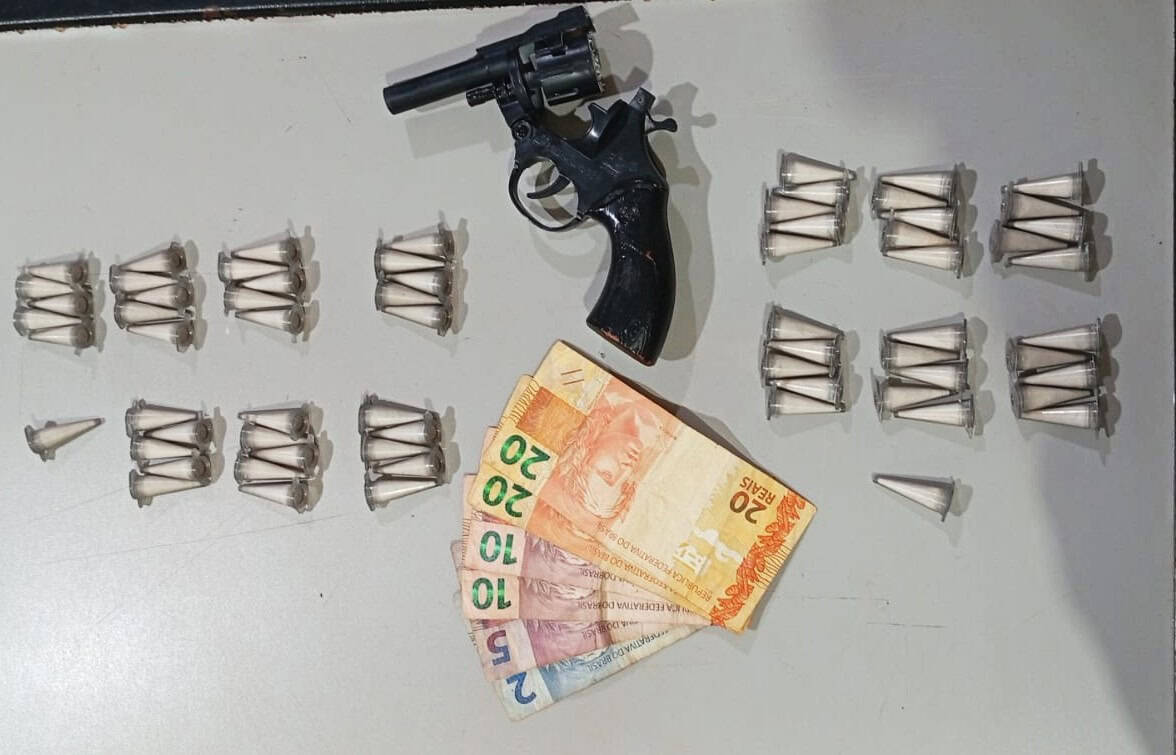 POLÍCIA MILITAR REALIZA APREENSÃO DE DROGAS EM GUAÍRA. DUAS PESSOAS SÃO CONDUZIDAS AO PLANTÃO