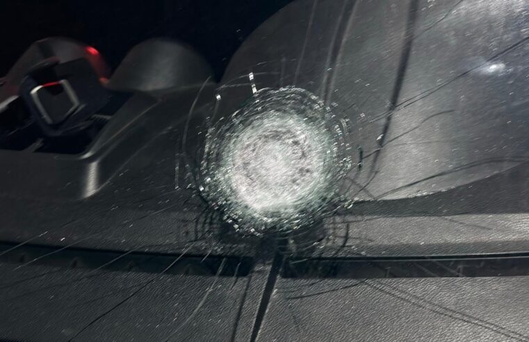 CARRO É ATINGIDO POR DISPARO DE ARMA DE FOGO EM MIGUELÓPOLIS