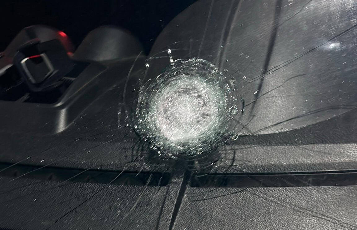 CARRO É ATINGIDO POR DISPARO DE ARMA DE FOGO EM MIGUELÓPOLIS