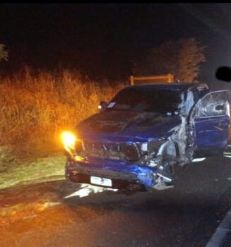 CAMINHONETE COLIDE COM CARRETA CARREGADA DE SOJA EM RODOVIA DE MIGUELÓPOLIS