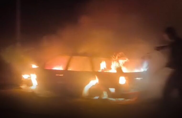 VEÍCULO É DESTRUÍDO POR INCÊNDIO EM GUAÍRA