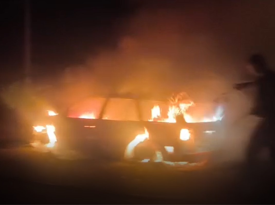 VEÍCULO É DESTRUÍDO POR INCÊNDIO EM GUAÍRA