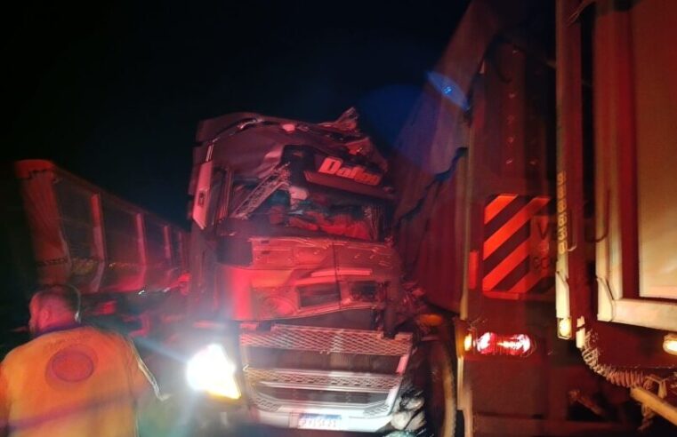 COLISÃO ENTRE CAMINHÕES DEIXA MOTORISTA GRAVEMENTE FERIDO NA ASSIS CHATEAUBRIAND EM BARRETOS