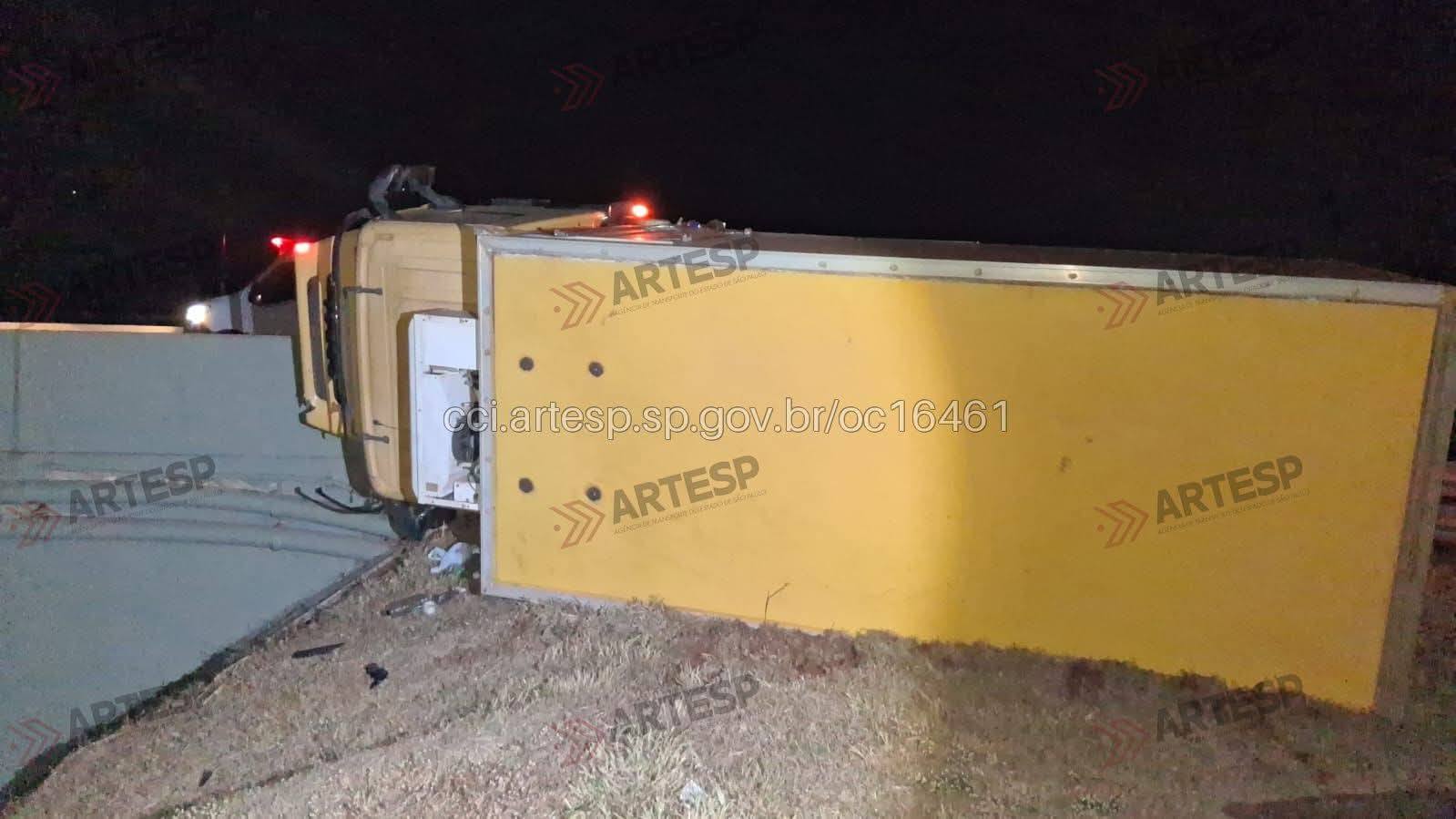 CAMINHÃO COM 3,5 TONELADAS DE FRANGO TOMBA NA RODOVIA ANHANGUERA EM ITUVERAVA