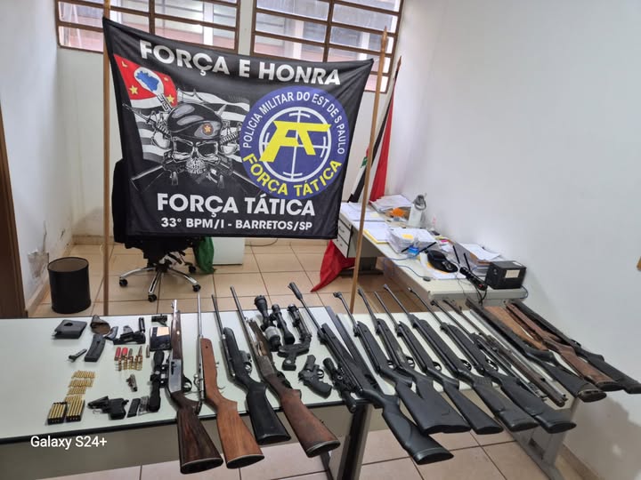 FORÇA TÁTICA APREENDE VÁRIAS ARMAS DE FOGO EM COLINA. UM HOMEM FOI PRESO