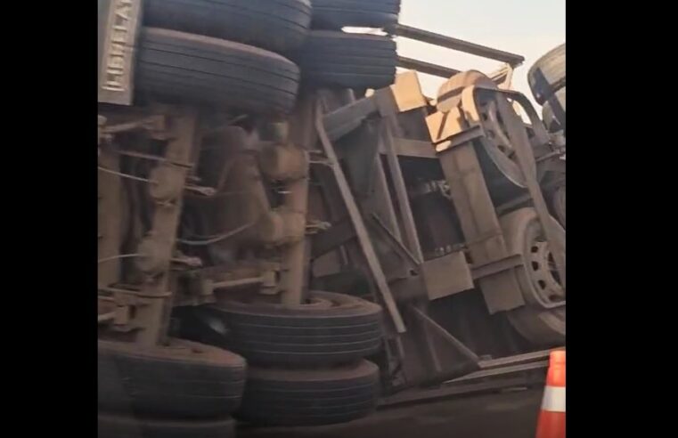 REBOQUE DE CARRETA TOMBA NA ASSIS CHATEAUBRIND EM BARRETOS