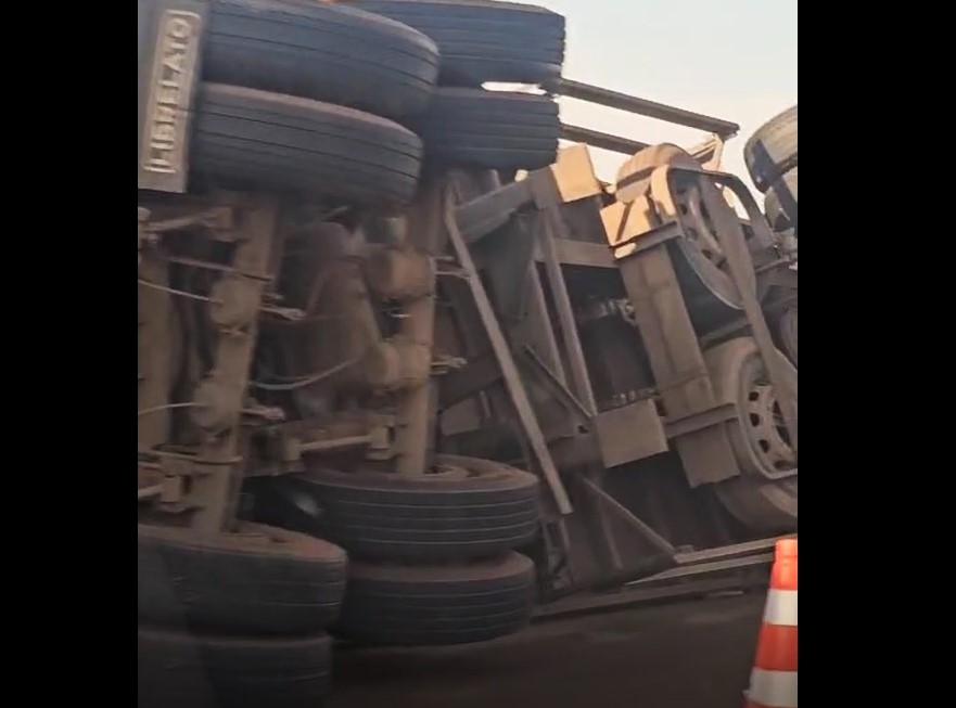 REBOQUE DE CARRETA TOMBA NA ASSIS CHATEAUBRIND EM BARRETOS