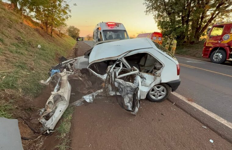 CAMINHÃO DE RIO NEGRO & SOLIMÕES E  UM GOL COLIDEM FRONTALMENTE EM RODOVIA DO PARANÁ