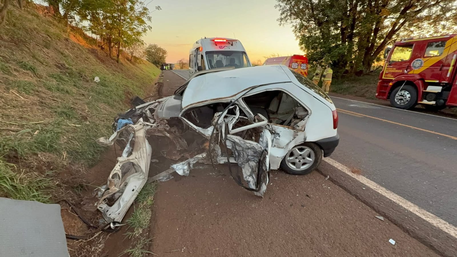 CAMINHÃO DE RIO NEGRO & SOLIMÕES E  UM GOL COLIDEM FRONTALMENTE EM RODOVIA DO PARANÁ