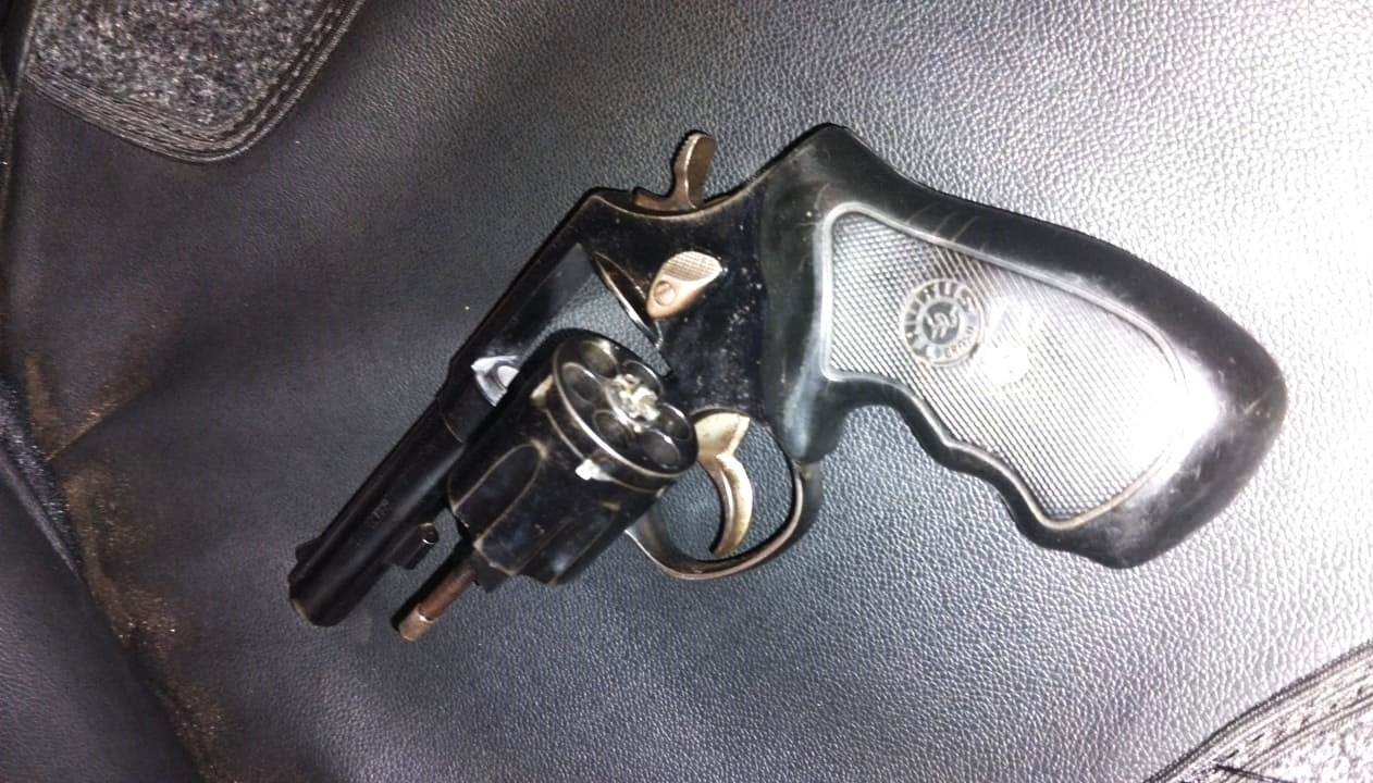 DUAS PESSOAS SÃO BALEADAS NO BAIRRO TONICO GARCIA EM GUAIRA. SUSPEITO FOI PRESO EM MINAS GERAIS