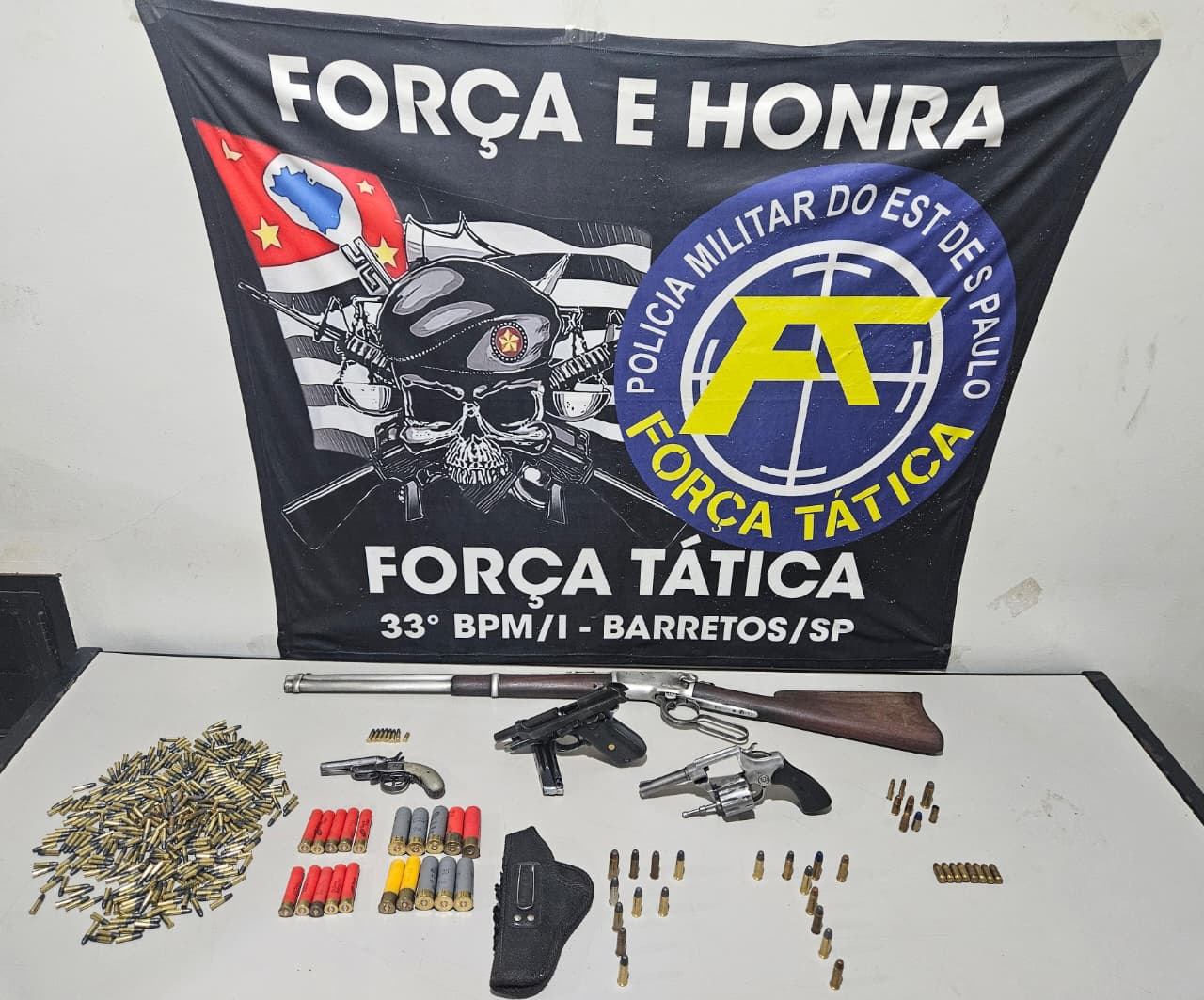 FORÇA TÁTICA DE BARRETOS REALIZA APREENSÃO DE DIVERSAS ARMAS DE FOGO EM GUAÍRA