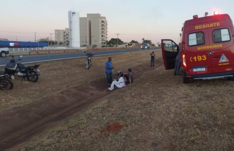 COLISÃO ENTRE MOTOS DEIXA TRÊS FERIDOS NA RODOVIA FARIA LIMA EM BARRETOS