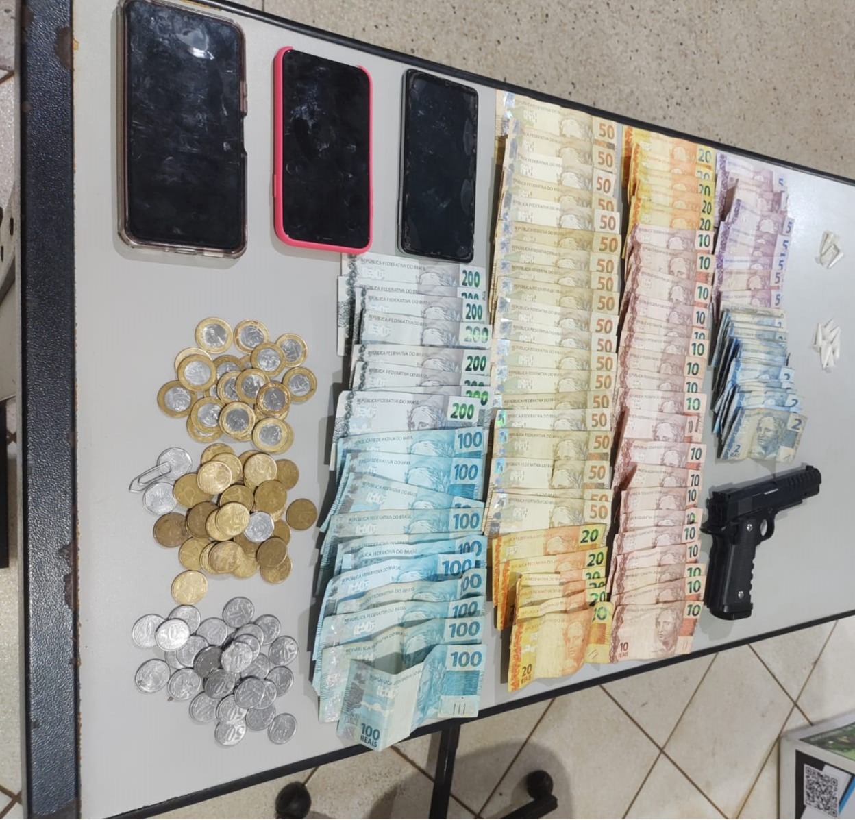 PM REALIZA PRISÃO E APREENSÃO DE DROGAS NO BAIRRO ELDORADO, EM GUAÍRA, EM AÇÃO DE COMBATE AO TRÁFICO