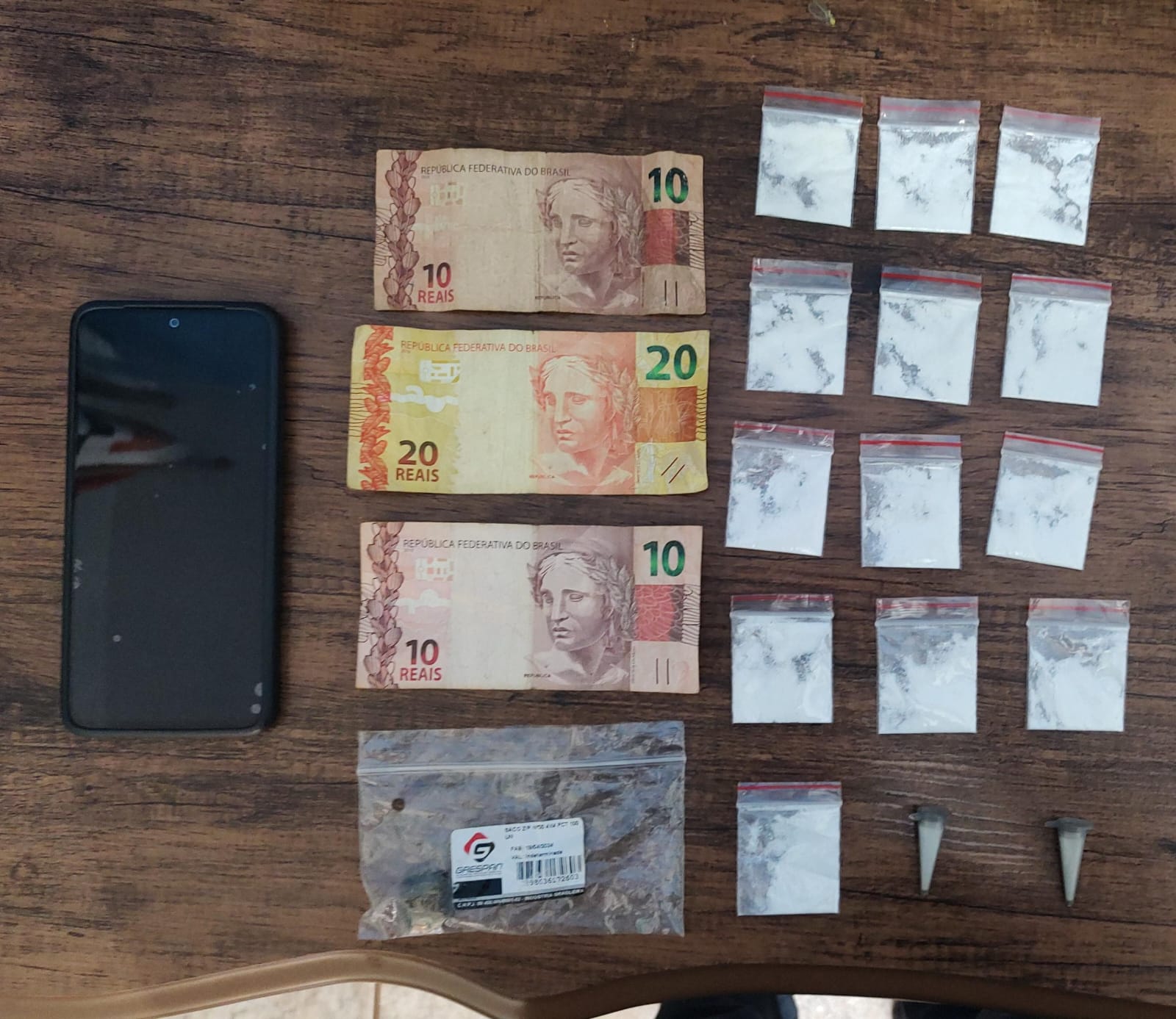 MULHER É PRESA, EM GUAÍRA, ACUSADA DE ENVOLVIMENTO COM O TRÁFICO DE DROGAS