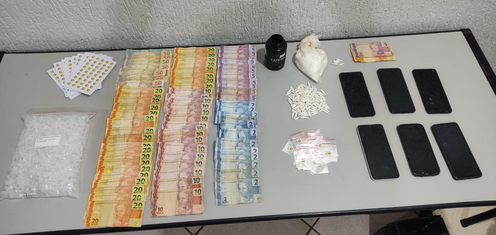 CASAL É PRESO, EM GUAÍRA, ACUSADO DE ENVOLVIMENTO COM O TRÁFICO DE DROGAS