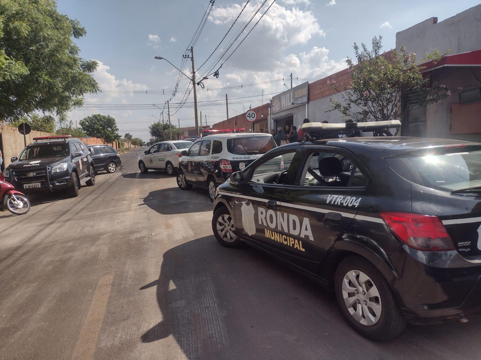 POLÍCIA CIVIL E ORGÃOS DE FISCALIZAÇÃO DE BARRETOS VISTORIAM COMÉRCIOS DE BEBIDAS DESTILADAS