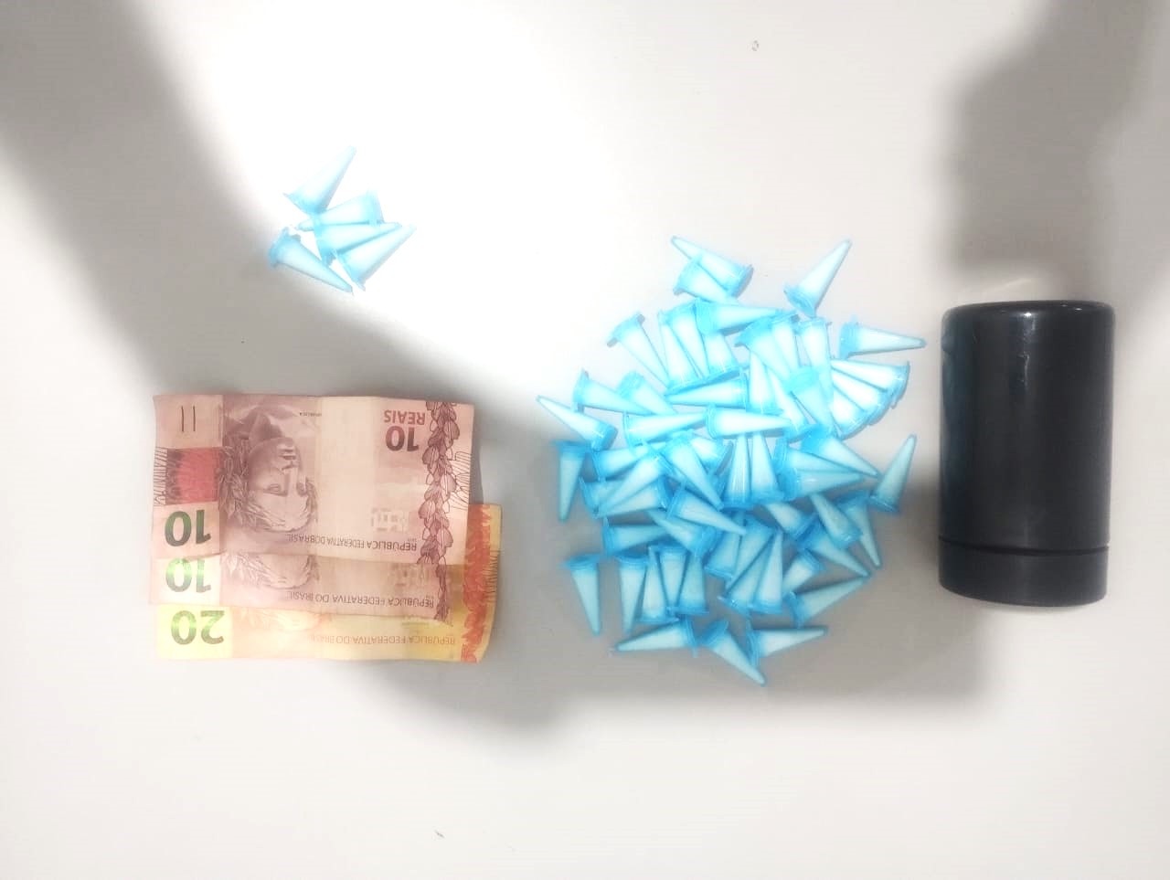 SUSPEITA DE ENVOLVIMENTO COM O TRÁFICO É PRESA PELA PM NO JARDIM PAULISTA EM GUAÍRA