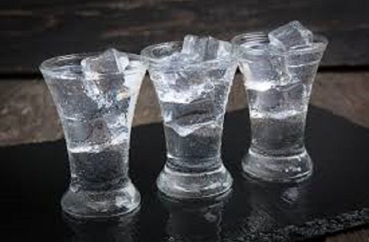 PROCON GUAÍRA ALERTA SOBRE RISCOS NO CONSUMO DE BEBIDAS DESTILADAS