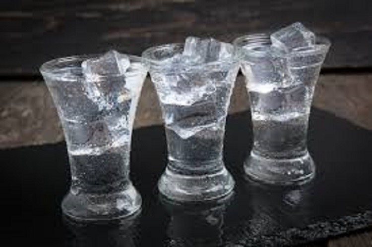 PROCON GUAÍRA ALERTA SOBRE RISCOS NO CONSUMO DE BEBIDAS DESTILADAS