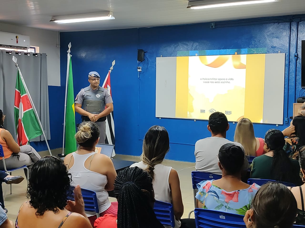 PAIS DE ALUNOS DA ESCOLA DALVA LÉLIS, DE GUAÍRA, PARTICIPAM DE PALESTRA SOBRE PREVENÇÃO AO SUICÍDIO PROMOVIDA PELA POLÍCIA MILITAR